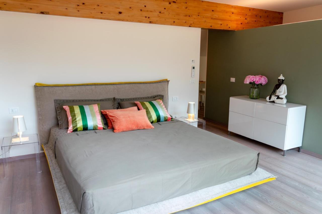 Charming Loft - Private Hot Tub & Free Parking *